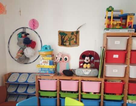 Kindertagespflege Wandregal mit Boxen und Kinderspielsachen