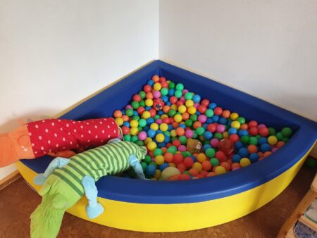 Kindertagespflege Bällebad mit 1000 bunten Bällen