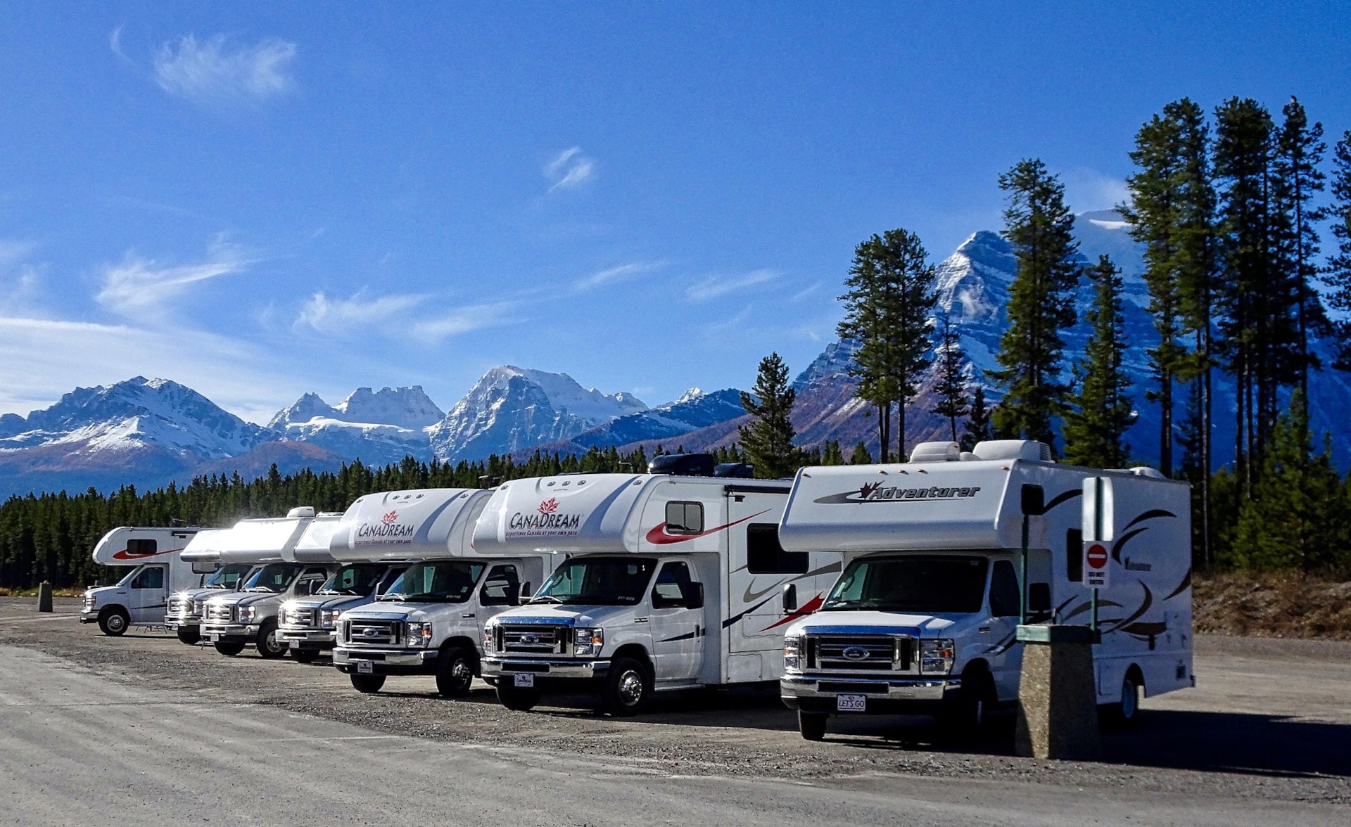 Wohnmobile vor Bergkulisse