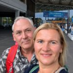 Claudia und Christian vor dem Messeeingang