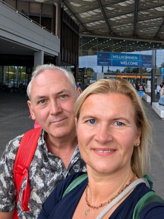Claudia und Christian vor dem Messeeingang