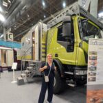 Claudia vor einem Offroad-Wohnmobil