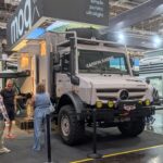 Unimog mit Seilwinde und leichtem Carbonaufbau