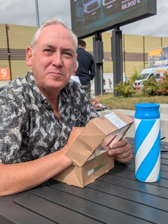 Christian macht Pause und isst leckeren Kuchen