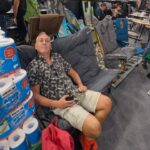 Christian testet ein Outdoor-Sofa