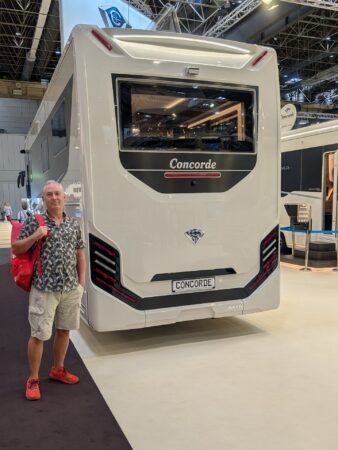 Christian vor dem Concorde Carver 890 RRL