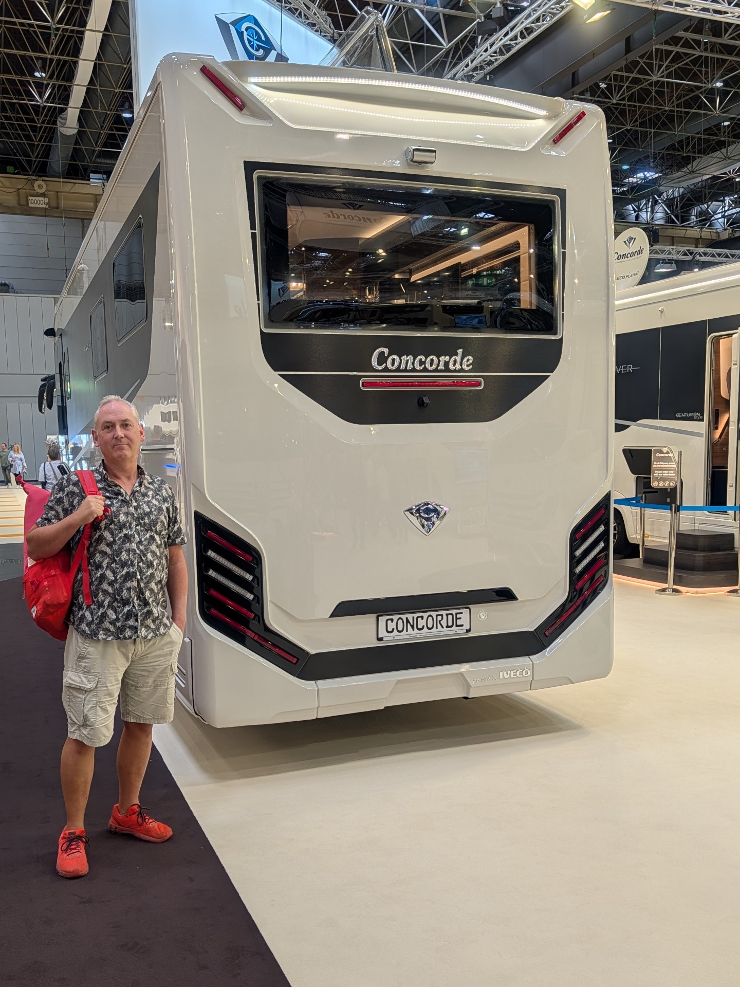 Christian vor dem Concorde Carver 890 RRL