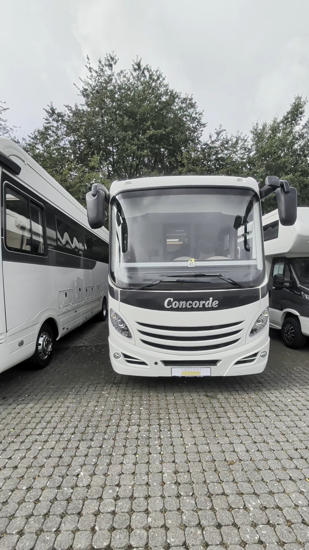 Frontansicht unseres Concorde Carver 890 RRL