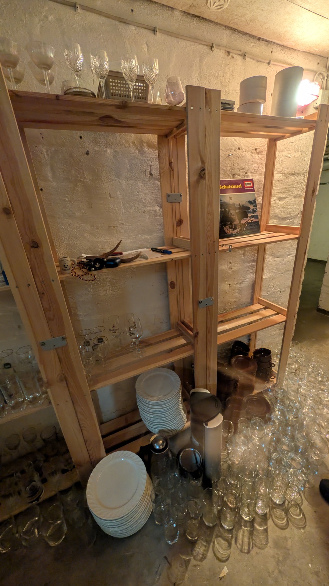 Regale zum Einlagern unserer privaten Dinge