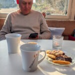 Mit Kaffee und Gebäck