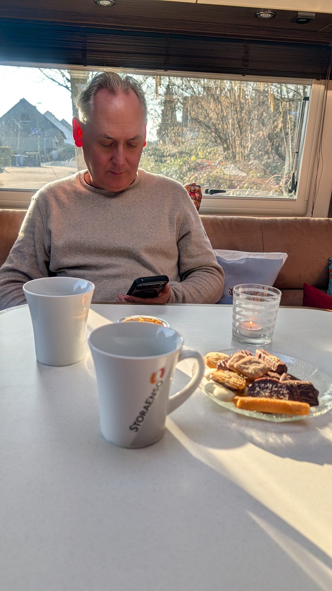 Mit Kaffee und Gebäck