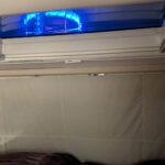 Blick aus dem Wohnmobil auf das Oberhausener Gasometer bei Nacht