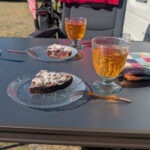 Selbstgebackener Schoko-Kirsch und ein leckeres Glas Glitzer-Spritz