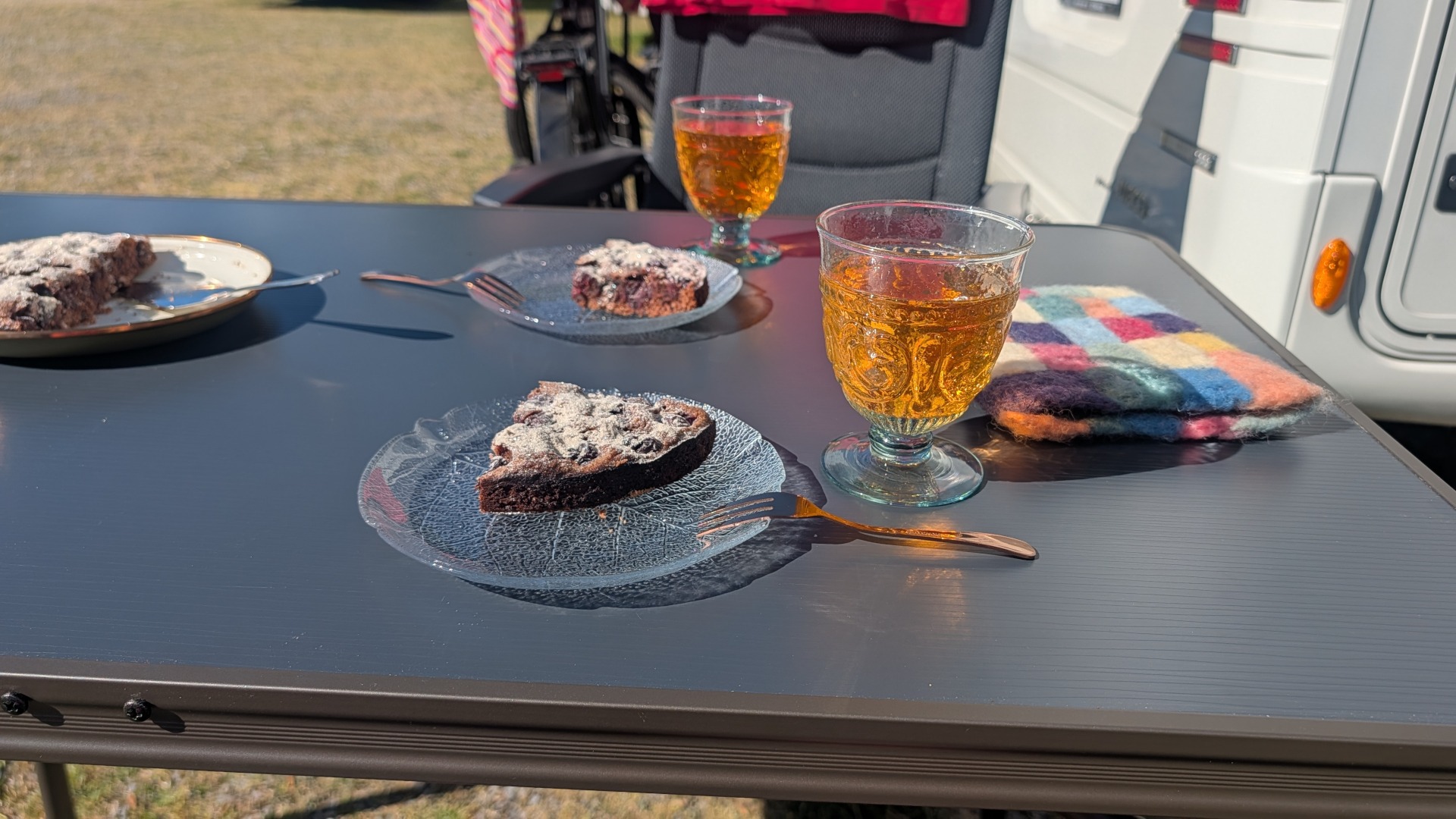 Selbstgebackener Schoko-Kirsch und ein leckeres Glas Glitzer-Spritz