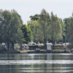 Blick über den See auf den Wohnmobilstellplatz am Lago Laprello