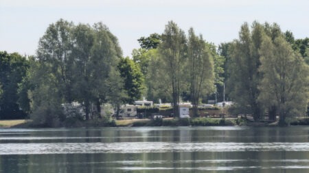 Blick über den See auf den Wohnmobilstellplatz am Lago Laprello