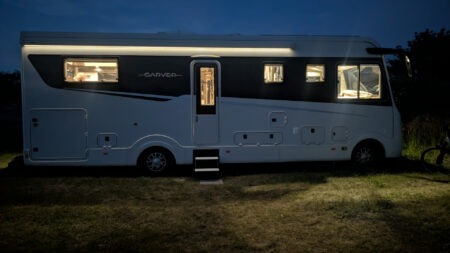 Unser Carver by night