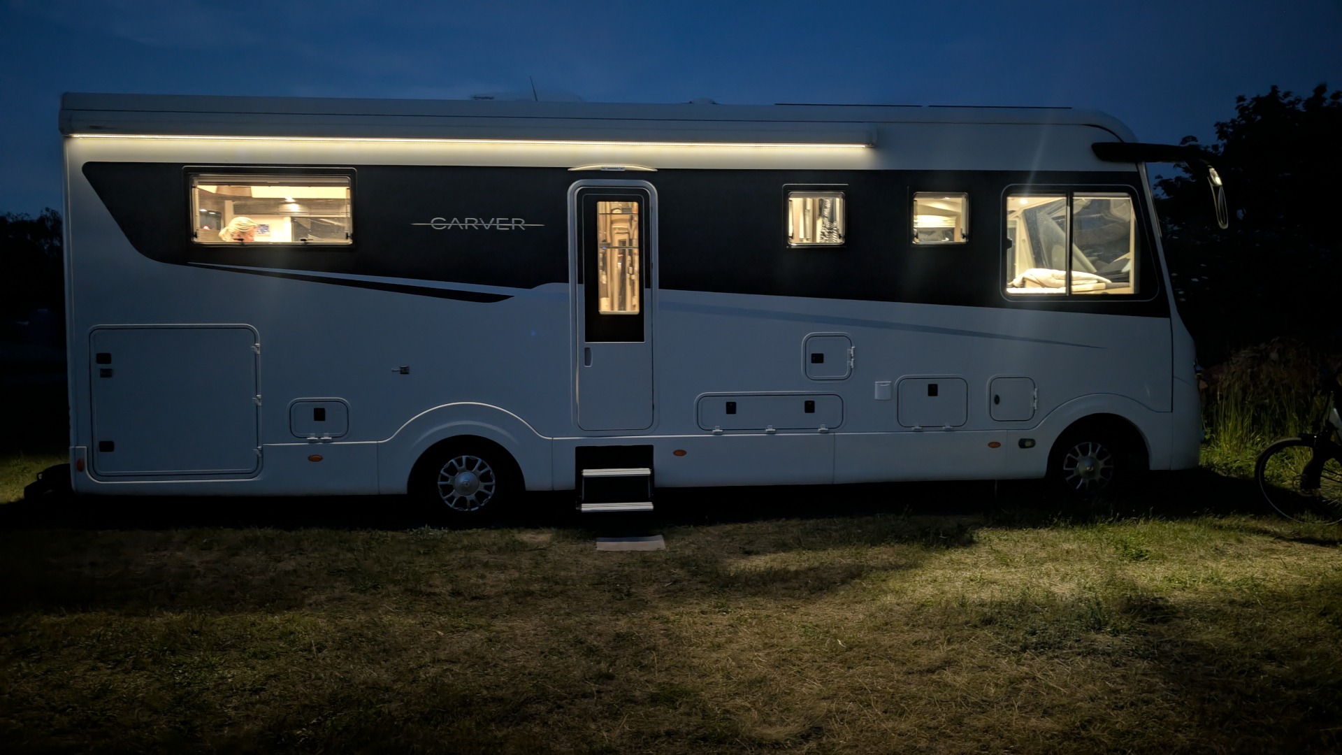 Unser Carver by night