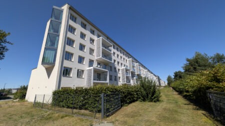 Sanierte Küstenfassade von Prora