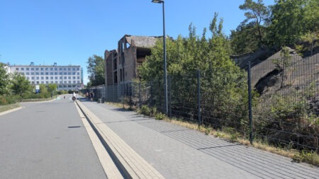 Zwischen den Welten: Ruinen von Prora treffen auf sanierte Moderne