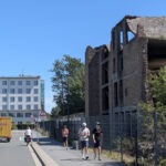 Zwischen den Welten: Ruinen von Prora treffen auf sanierte Moderne