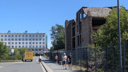 Zwischen den Welten: Ruinen von Prora treffen auf sanierte Moderne