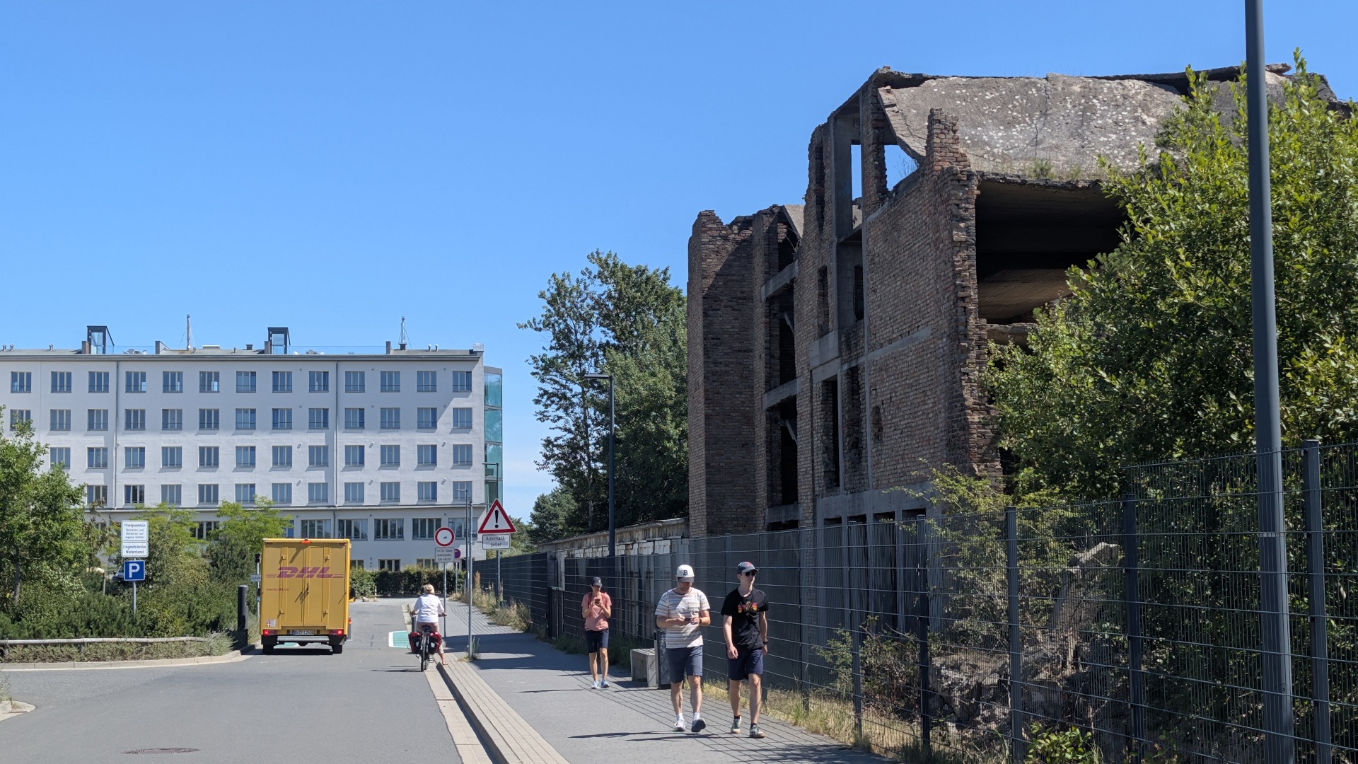 Zwischen den Welten: Ruinen von Prora treffen auf sanierte Moderne