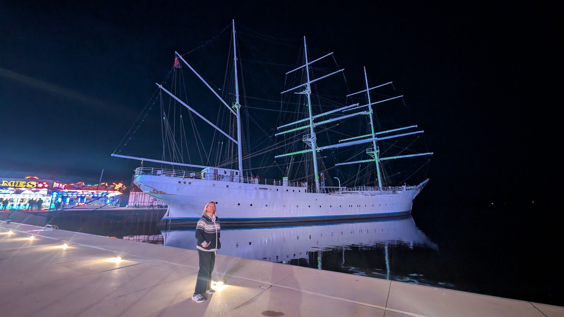 Das Museumsschiff Gorch Fock I bei Nacht