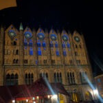 Das während der Wallensteintage nächtlich illuminierte Stralsunder Rathaus