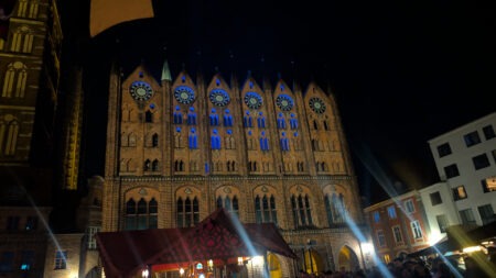 Das während der Wallensteintage nächtlich illuminierte Stralsunder Rathaus