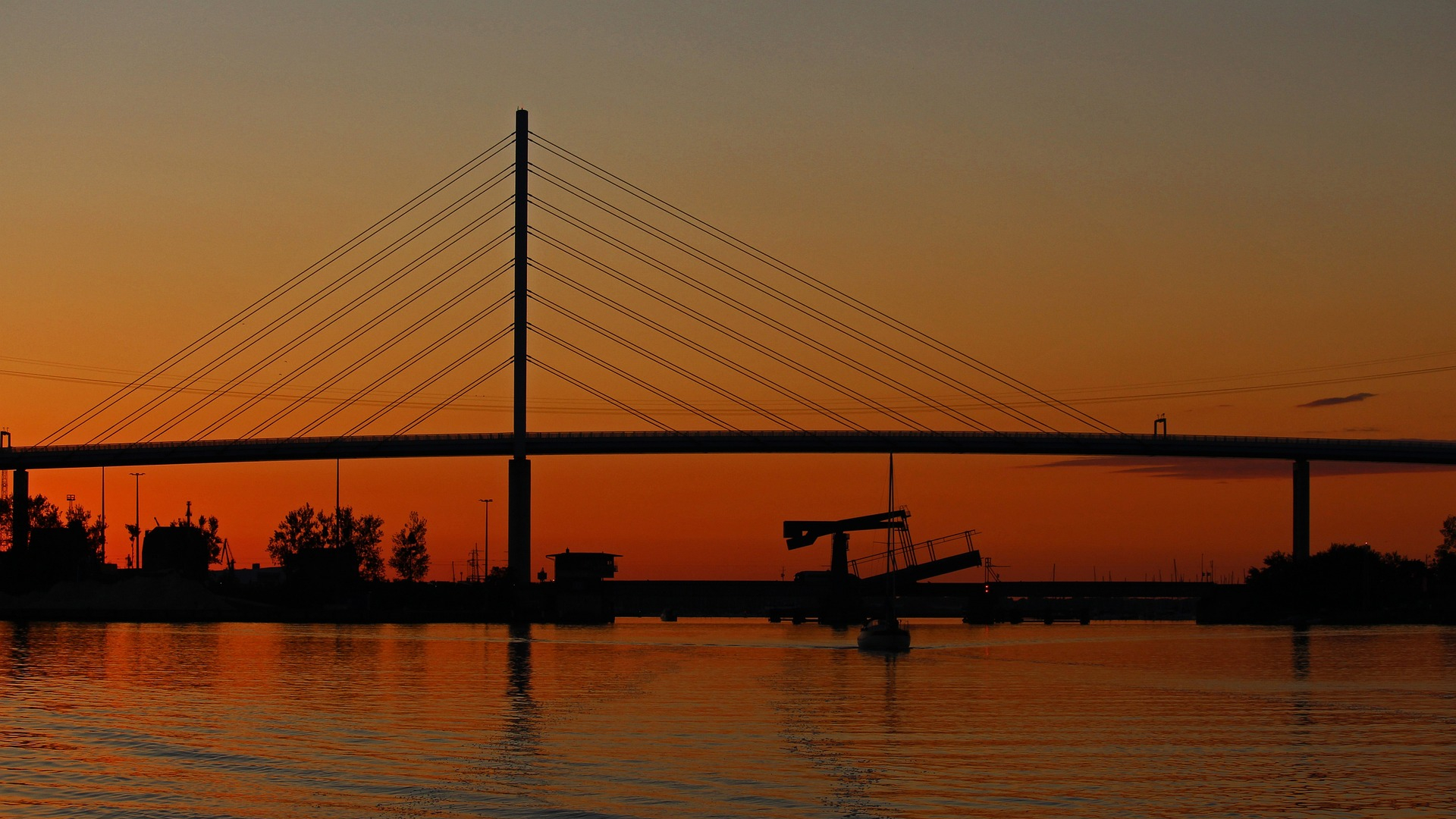 Die Rügenbrücke in der Abenddämmerung