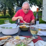 Leckeres Abendessen - stilvoll mit frischem Fisch und gutem Wein