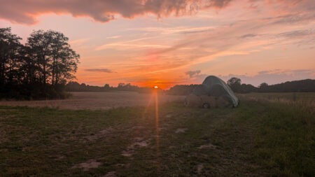 Sonnenuntergang in ländlicher Idylle auf einem der zahlreichen Bauernhöfe