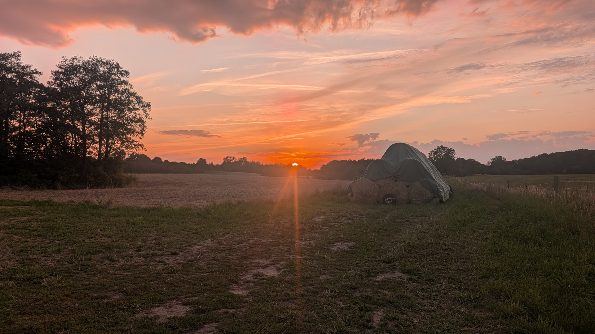 Sonnenuntergang in ländlicher Idylle auf einem der zahlreichen Bauernhöfe