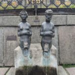 Die Wasserkunst Wismar regelte früher die Wasserversorgung. Dort findest Du die nackten Bronzefiguren Nix und Nixe, die in früheren Jahrhunderten als anstößig empfunden wurden. Heute stehen dort originalgetreue Kopien.