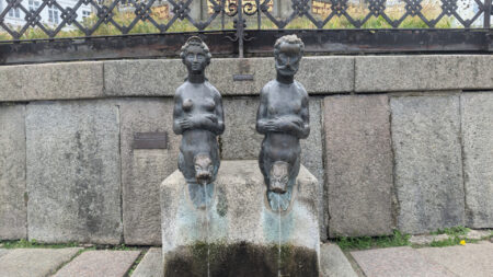 Die Wasserkunst Wismar regelte früher die Wasserversorgung. Dort findest Du die nackten Bronzefiguren Nix und Nixe, die in früheren Jahrhunderten als anstößig empfunden wurden. Heute stehen dort originalgetreue Kopien.