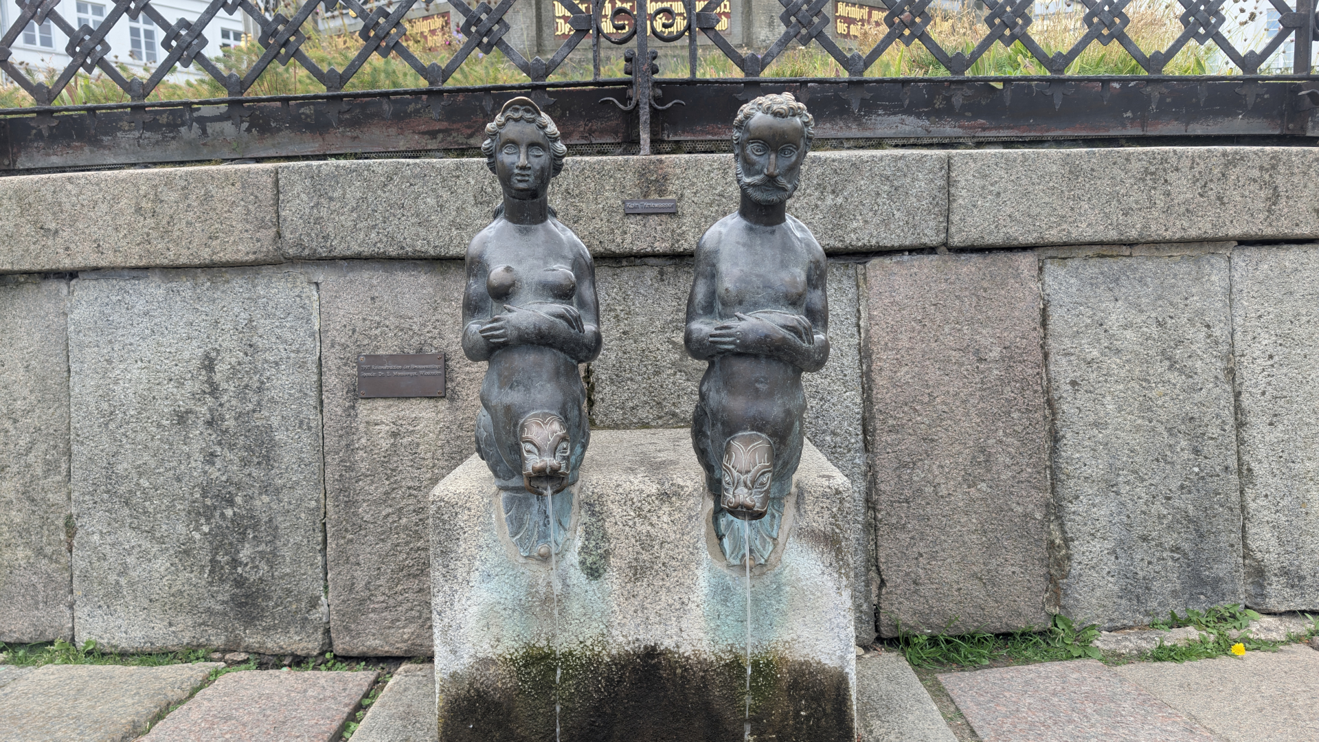 Die Wasserkunst Wismar regelte früher die Wasserversorgung. Dort findest Du die nackten Bronzefiguren Nix und Nixe, die in früheren Jahrhunderten als anstößig empfunden wurden. Heute stehen dort originalgetreue Kopien.