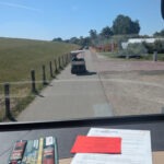 Am Deich entlang geht es direkt nach Ankunft mit einem vorwegfahrenden Geleitfahrzeug zum Platz