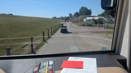 Am Deich entlang geht es direkt nach Ankunft mit einem vorwegfahrenden Geleitfahrzeug zum Platz
